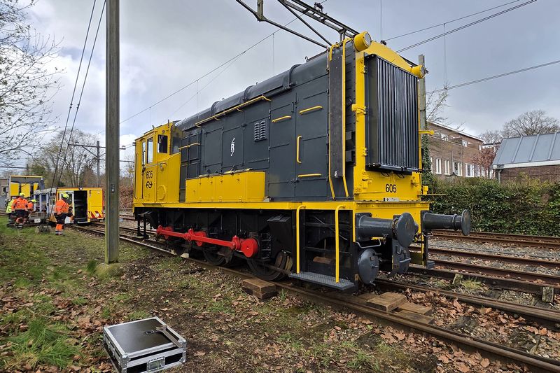 Museumlocomotief 605 van het Spoorwegmuseum herspoord door Incidentenbestrijders van ProRail